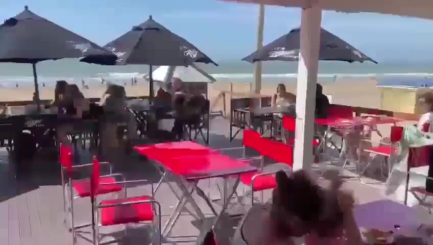 Mesas del parador frente a la playa y al mar