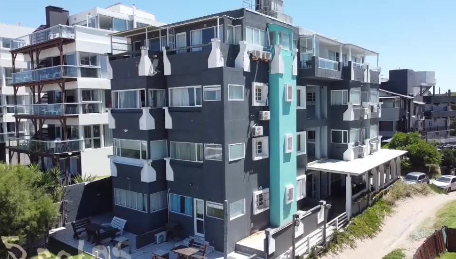 5 Soles II y sus balcones frente a la playa